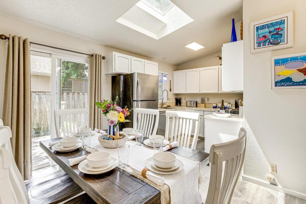 Walk to Seaside Beach Vacation Rental Cottage!
